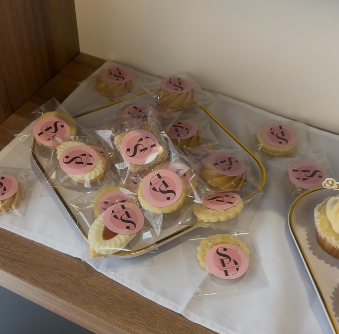 Petits gâteaux roses pour une célébration