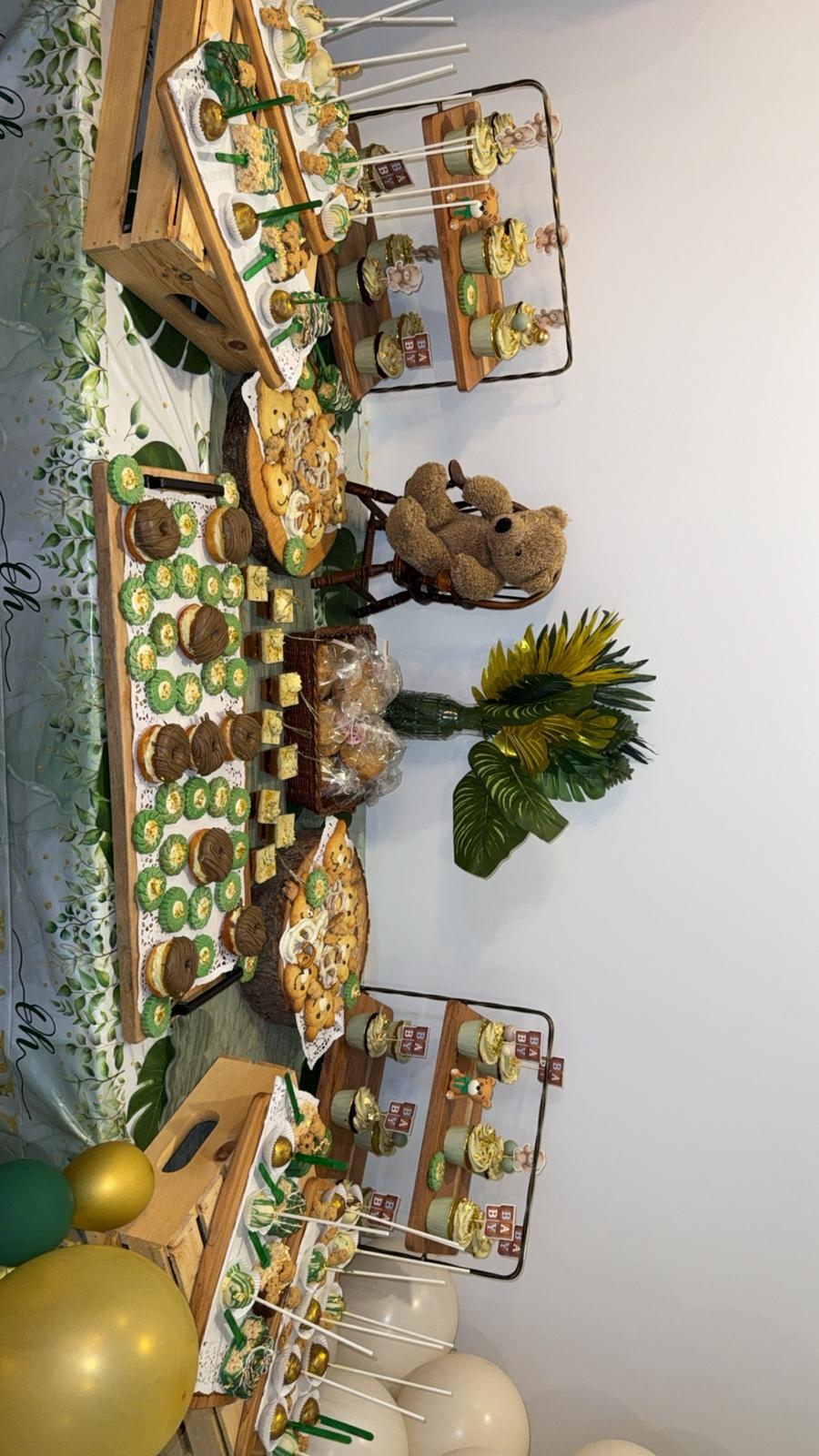 Table gourmande aux accents dorés