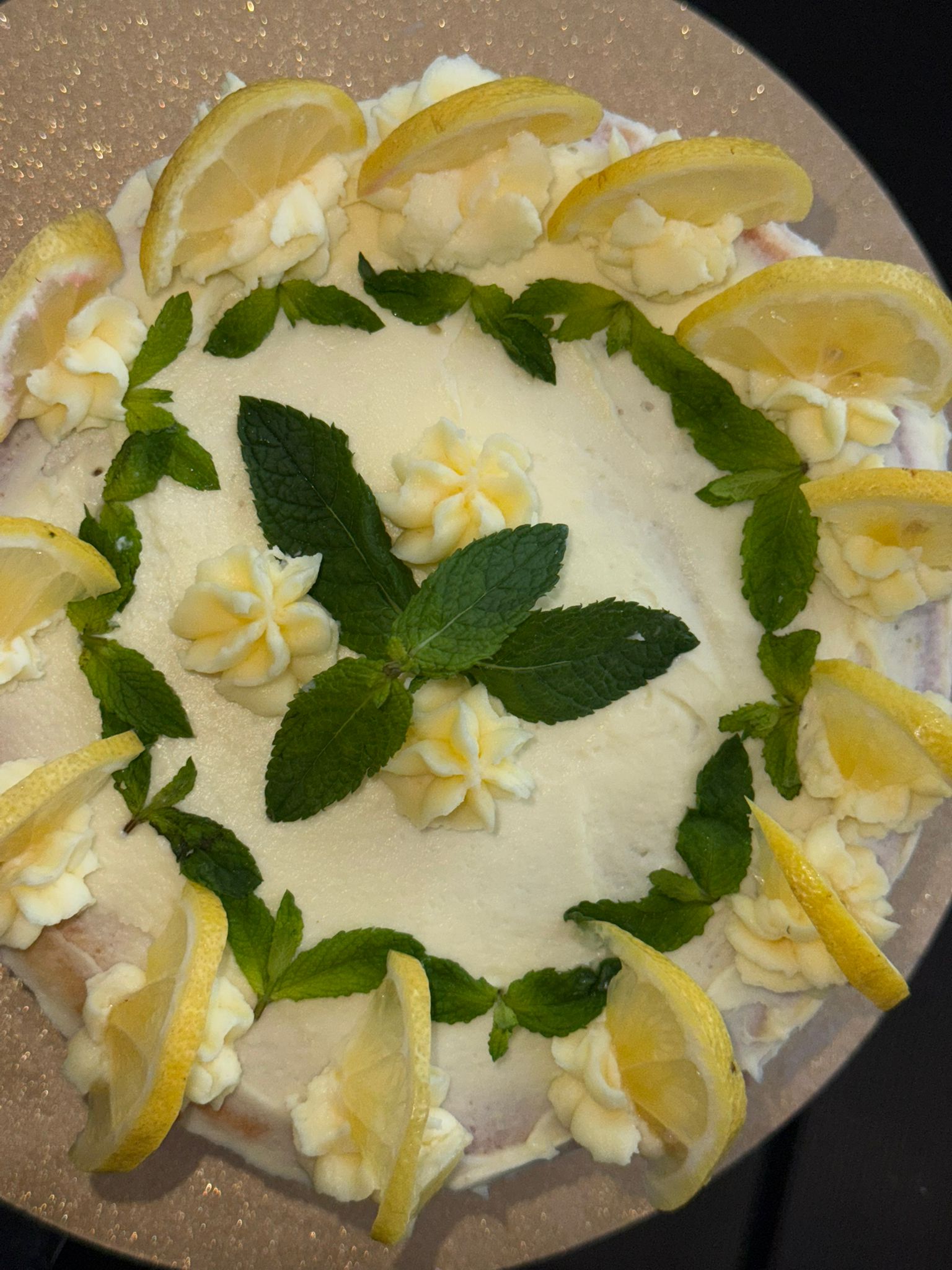 Gâteau garni de citron et de menthe